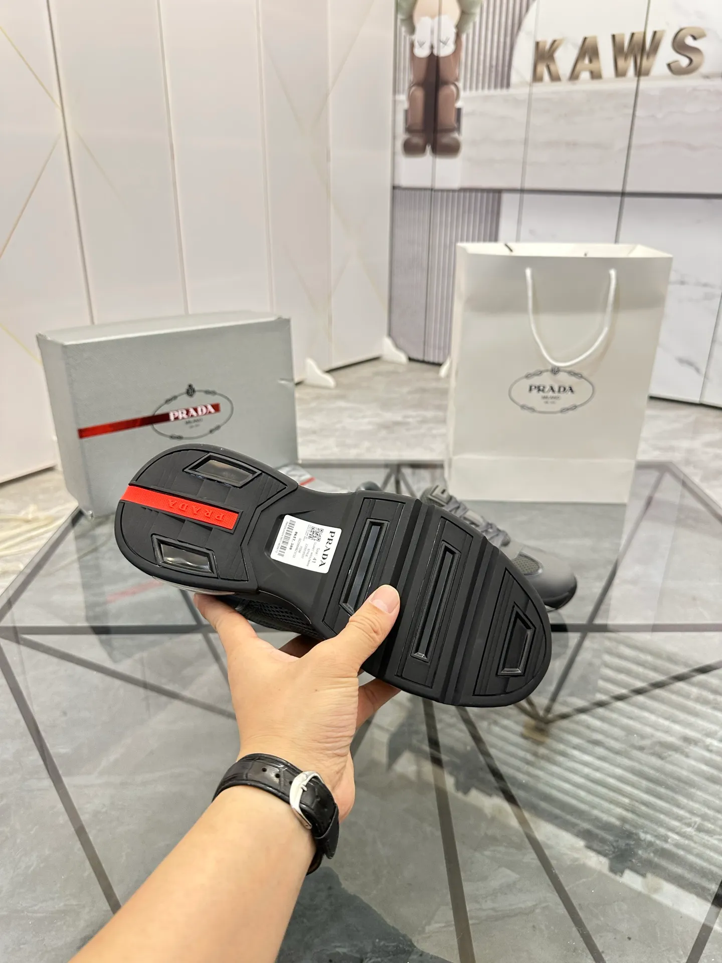 Men's shoes for sale 💰: 💰P660¥ High-end top quality Product trademark: Prada *"Prada*" low-top casual shoes Regular size: 38-45 (can be customized to 46) Product materials: Upper imported first-layer cowhide spliced ​​with original fabric, breathable lining, cowhide foot pads, original air cushion outsole. No.: 001